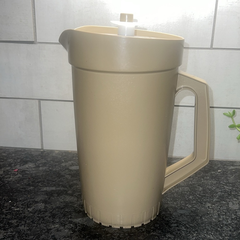 2 quart Beige Vintage Tupperware pitcher with lid In excellent condition.